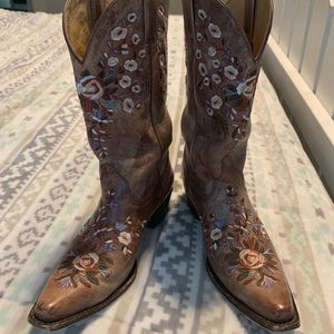 Shyanne women’s floral embroidered western boots